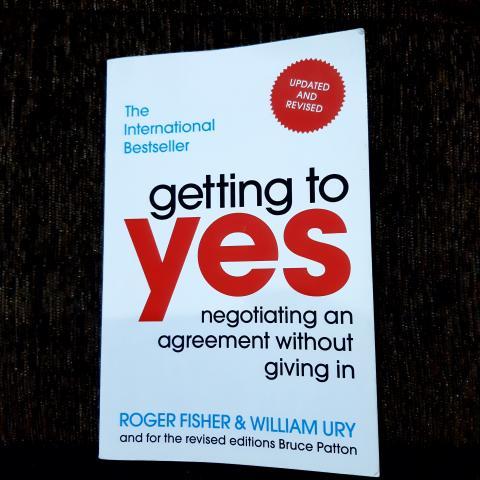 Getting to Yes (negotiaing an agreement without giving in)